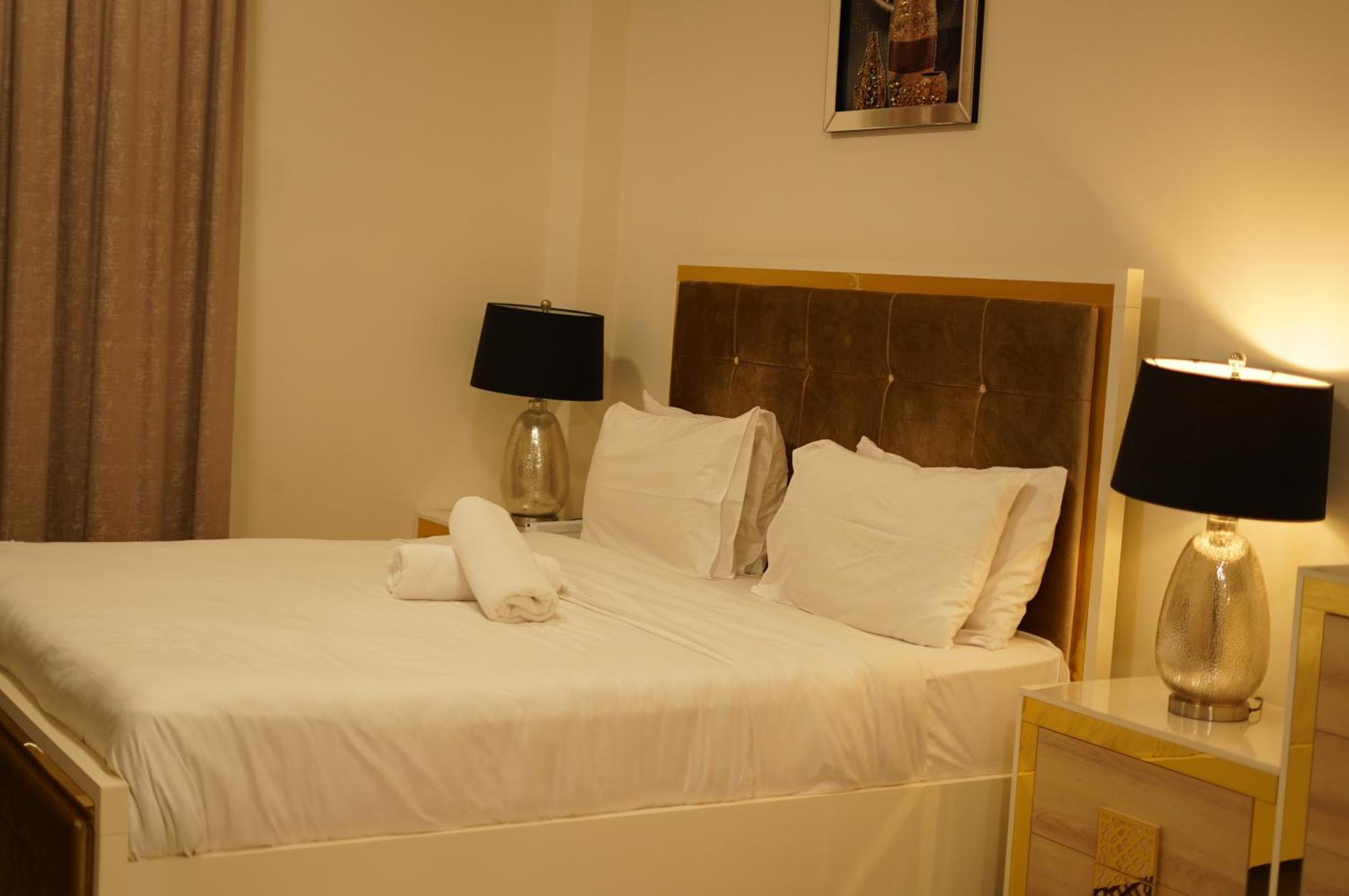 Brown Stone - Mirdif Hills Airport * دبي
